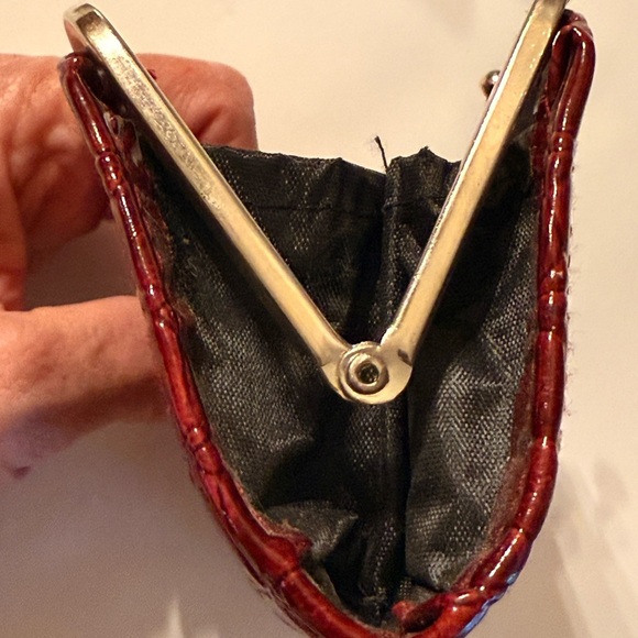 Elegant Burgundy Crocodile-Embossed Clutch Kiss Lock Closure. Faux Leather - Picture 7 of 11